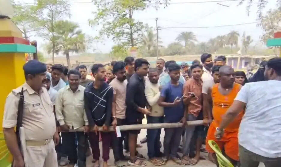 गैस लेने के लिए लोगों की उमड़ी भीड़, प्रशासन ने 22 मजिस्ट्रेट किए तैनात