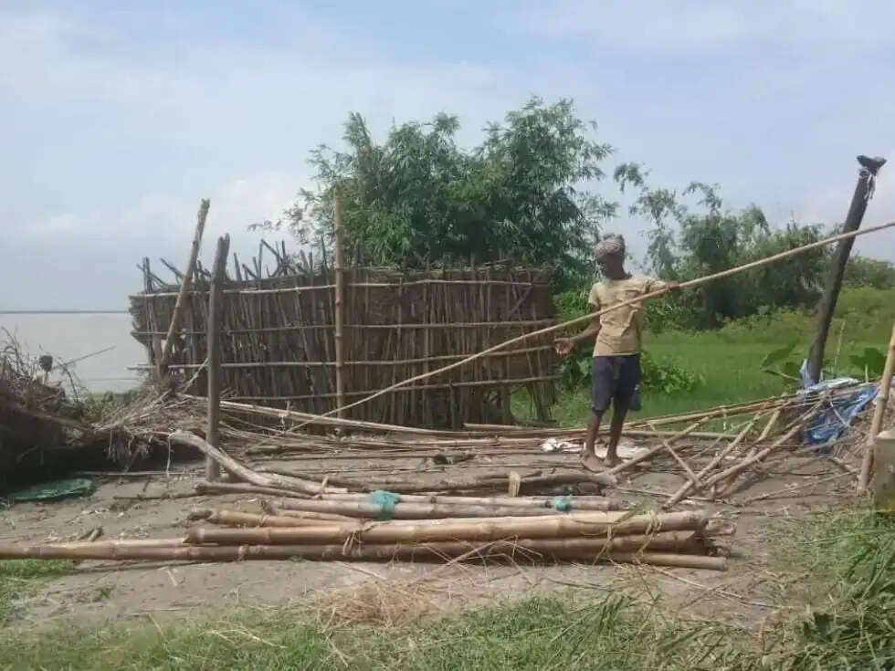 कोसी के कटाव से उजड़ा खुबनाहा गांव, 40 से अधिक परिवारों का आशियाना नदी में समाया