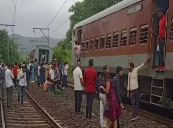 चलती सुपर फास्ट ट्रेन की कपलिंग टूटने से चार काेच हुए अलग, पांच घंटे बाधित रहा मुंबई-हावड़ा रेलमार्ग
