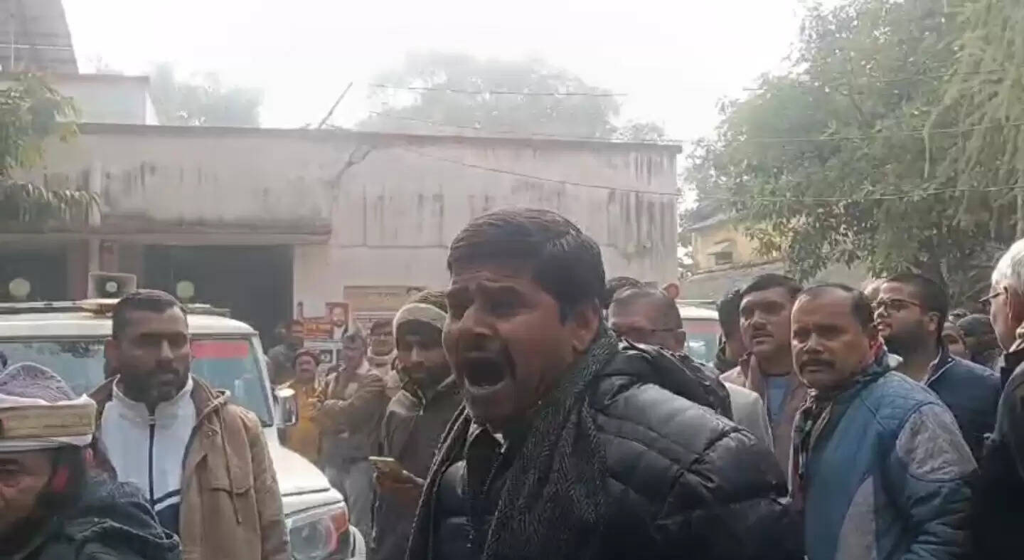 अमेठी जिले के मुसाफिरखाना में अधिवक्ताओं ने किया प्रदर्शन, एसडीएम पर लगाए आरोप