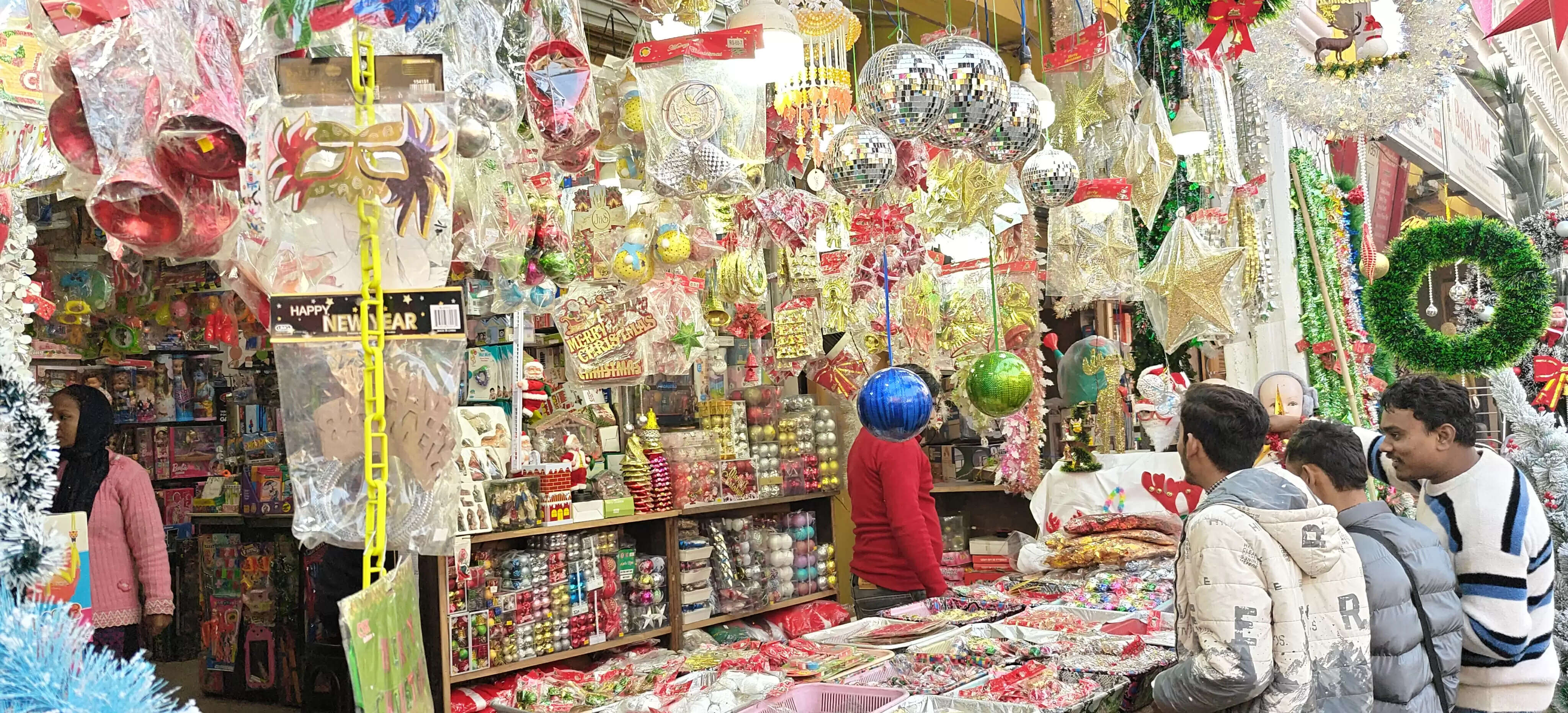 क्रिसमस पर्व में दो दिन शेष, चर्चों से लेकर बाजार तक सेंटा क्लॉज