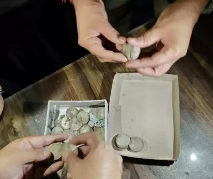 महादेवा कॉरिडोर के ध्वस्त मलवे को भरते समय मिला चांदी का सिक्का