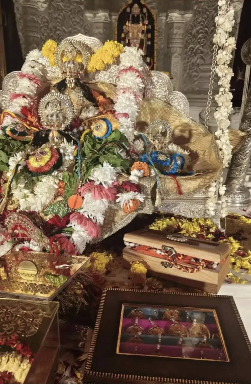 रामलला को केले के तने के धागे, मोतियों और जरी से बनी राखी&nbsp;बांधी गई