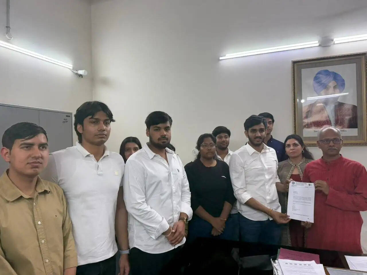 अभाविप ने दयाल सिंह कॉलेज के सभी पोटा क्लासरुम में लगाया ताला, 10 दिनों में ठीक करने की मांग की