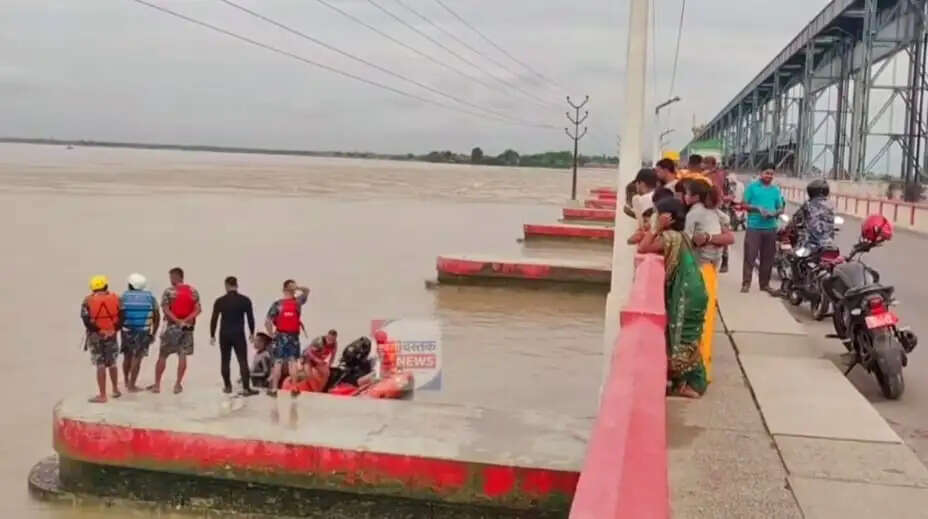 कोसी बराज में रील बनाने के दौरान नदी में गिरा युवक, घंटों बाद भी नहीं मिला सुराग