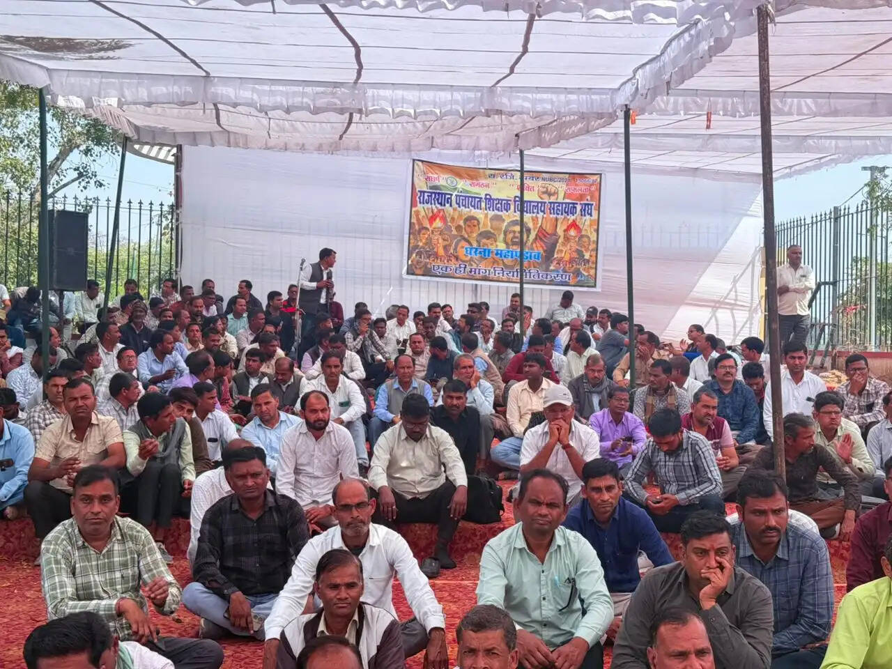 जयपुर में संविदा कार्मिकों का उग्र प्रदर्शन: नियमितीकरण की मांग तेज