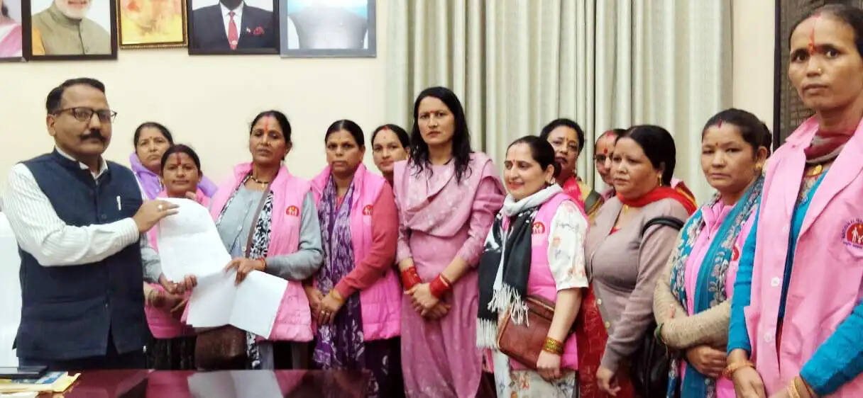 आशाओं ने न्यूनतम वेतन, पेंशन और नियमितीकरण की मांग को लेकर शुरू किया आंदोलन