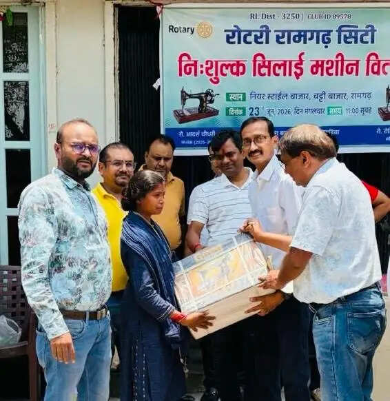रोटरी क्लब ने निःशुल्क पांच सिलाई मशीनों का किया वितरण