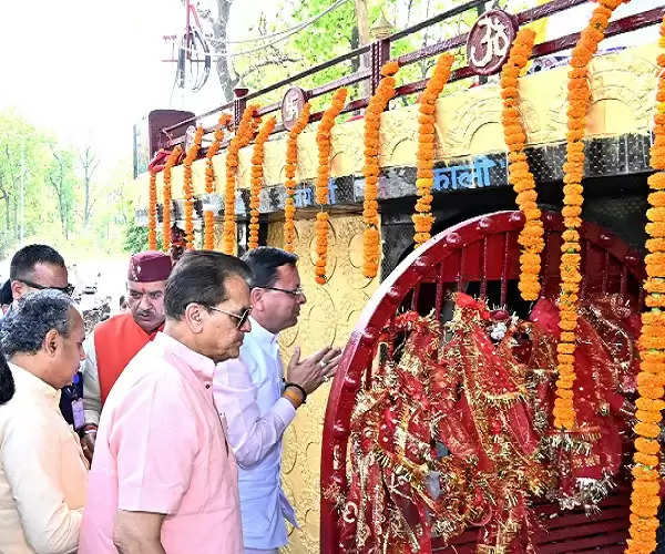 मणिमाई से उत्तराखंड की तरक्की व खुशहाली की कामना, मुख्यमंत्री समेत अन्य मंत्रियों ने टेका मत्था