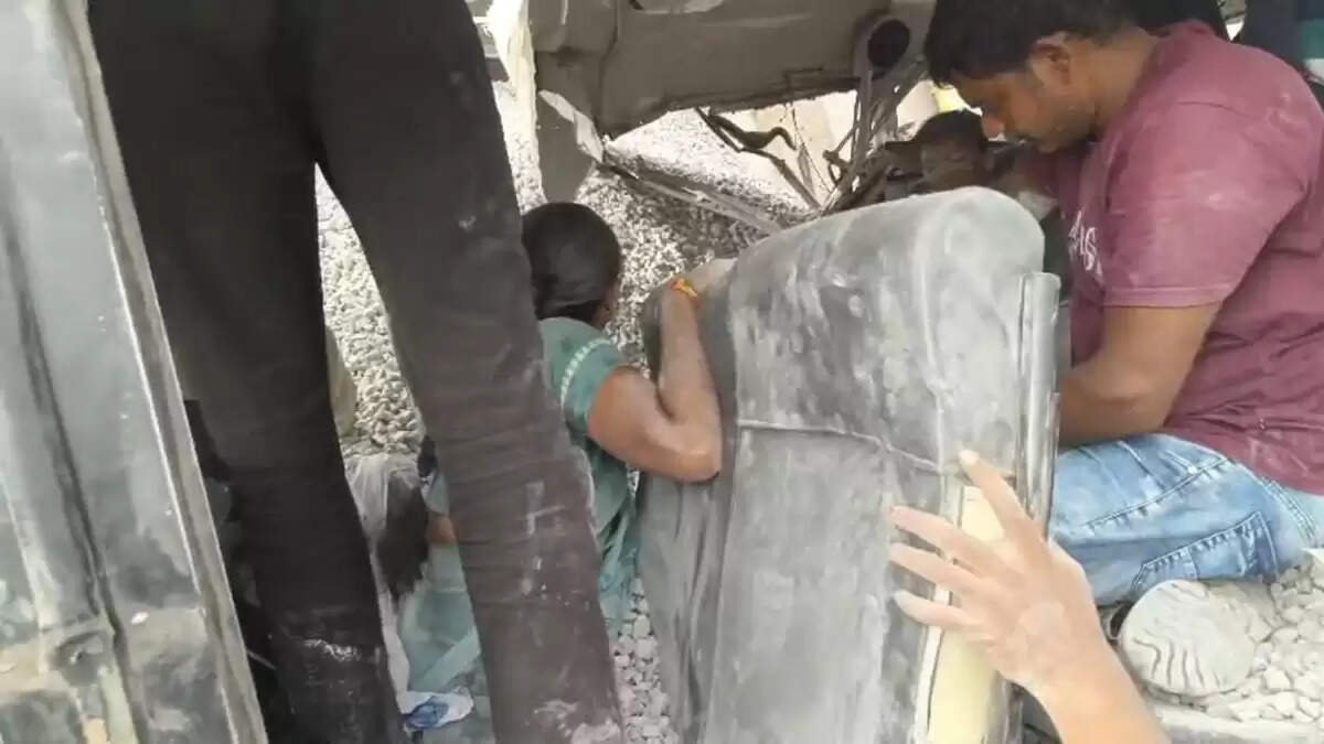 (लीड) चेवेल्ला बस दुर्घटना : बस पर पलटा बजरी लदा ओवरलोडेड टिपर, मृतकों की संख्या हुई 20, सरकार ने आर्थिक मदद का किया ऐलान