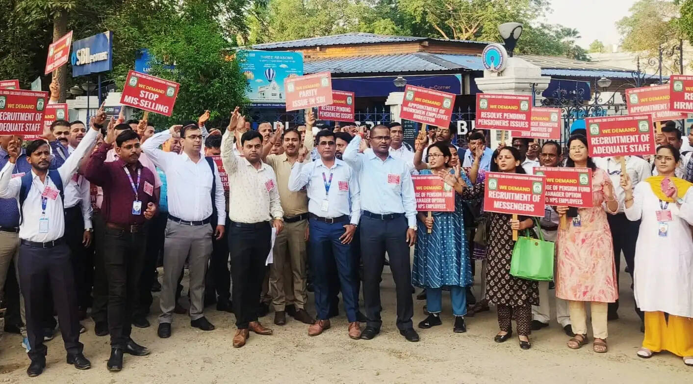 स्टेट बैंक कर्मचारियों ने किया सांकेतिक धरना प्रदर्शन, 25 व 26 मई को देशव्यापी हड़ताल का आवाह्न