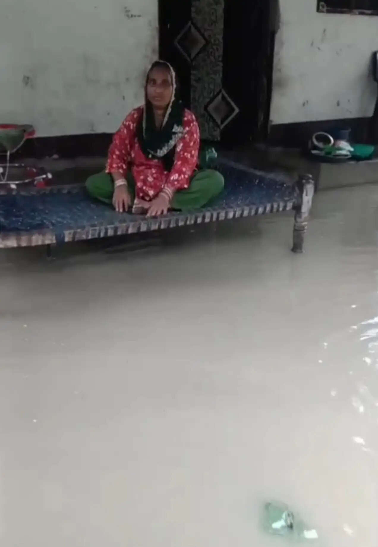 रायबरेली में सात घंटे से हो रही बारिश से कई जगह सड़कें धंसी, आकाशीय बिजली गिरने से ग्रामीण की मौत