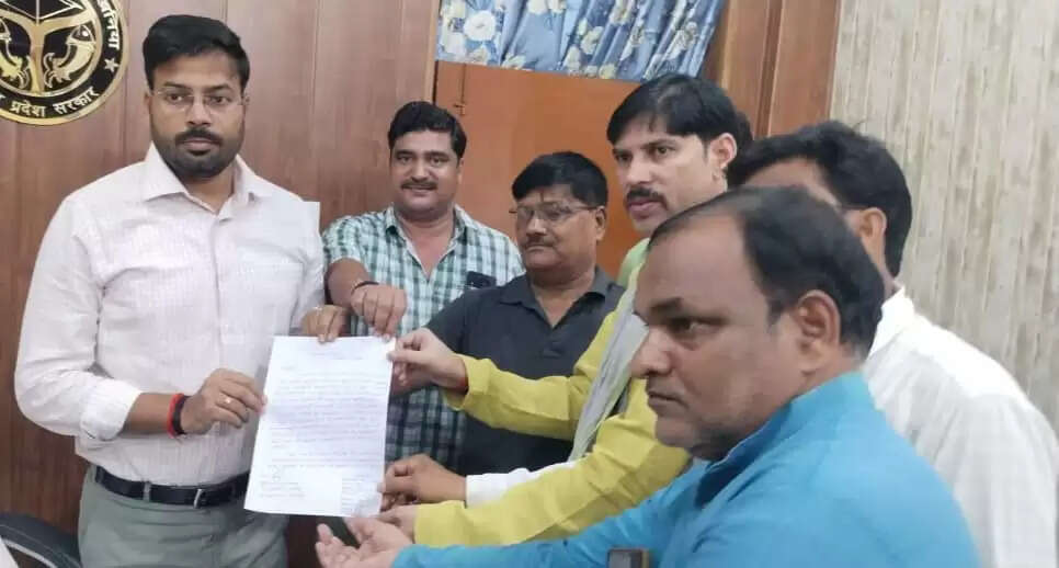 दंबग कब्जेदार के खिलाफ व्यापारियों ने खोला मोर्चा, एसडीएम से की शिकायत