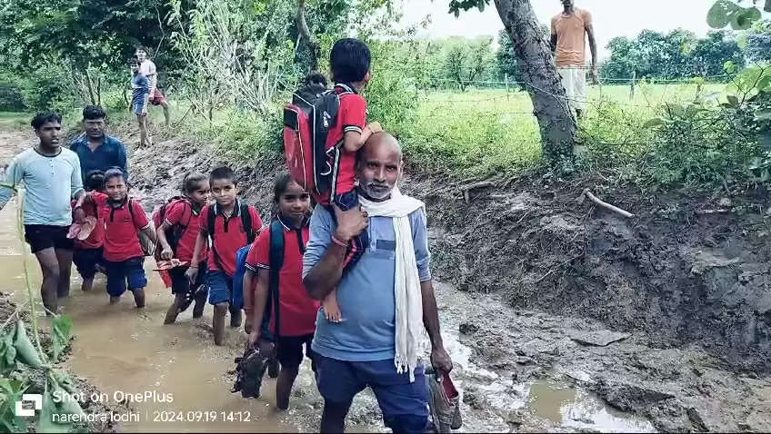 शिवपुरी : गांव का रास्ता ऐसा कि कंधों पर बस्ता, हाथ में चप्पल उठाकर जाते हैं स्कूली बच्चे