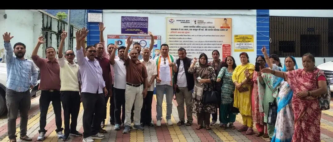 राहुल गांधी की गिरफ्तारी व छात्रों पर लाठी चार्ज के विरोध में कांग्रेस का प्रदर्शन