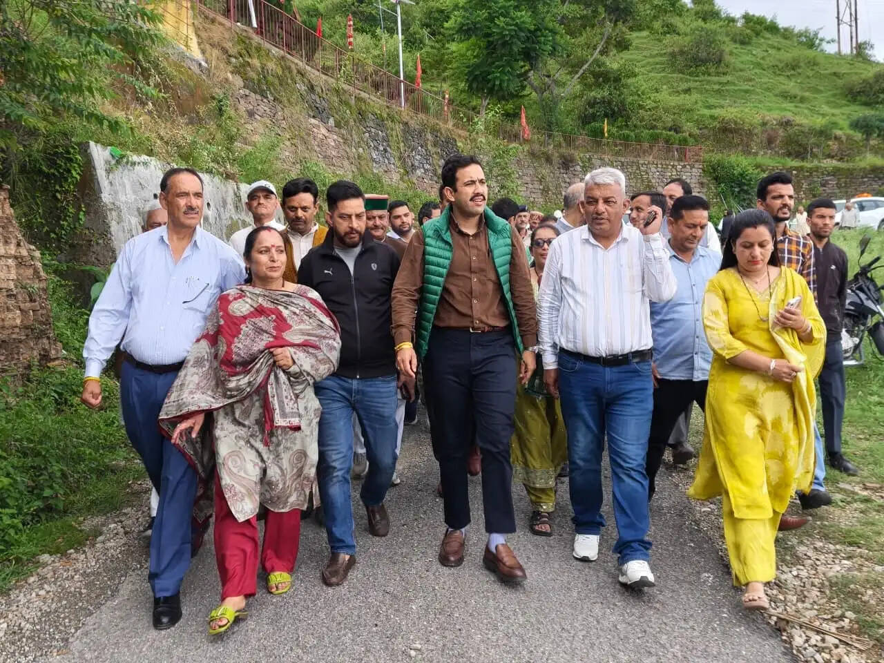 कटासनी में बन रही शूटिंग रेंज और इंडोर स्टेडियम का विक्रमादित्य सिंह ने किया निरीक्षण
