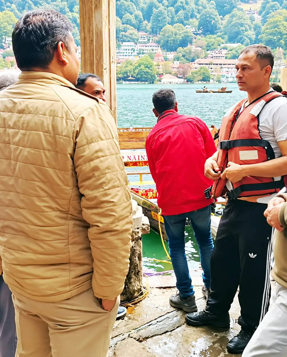नैना देवी मंदिर के पास झील में कूदा व्यक्ति, नाव चालक ने बचाया