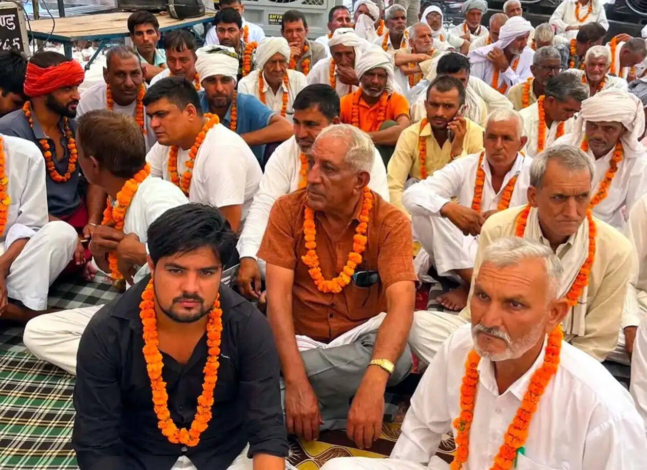 हांसी : चानौत में बिजली-पानी की मांग पर आंदोलन तेज, 101 पुरुष भूख हड़ताल पर