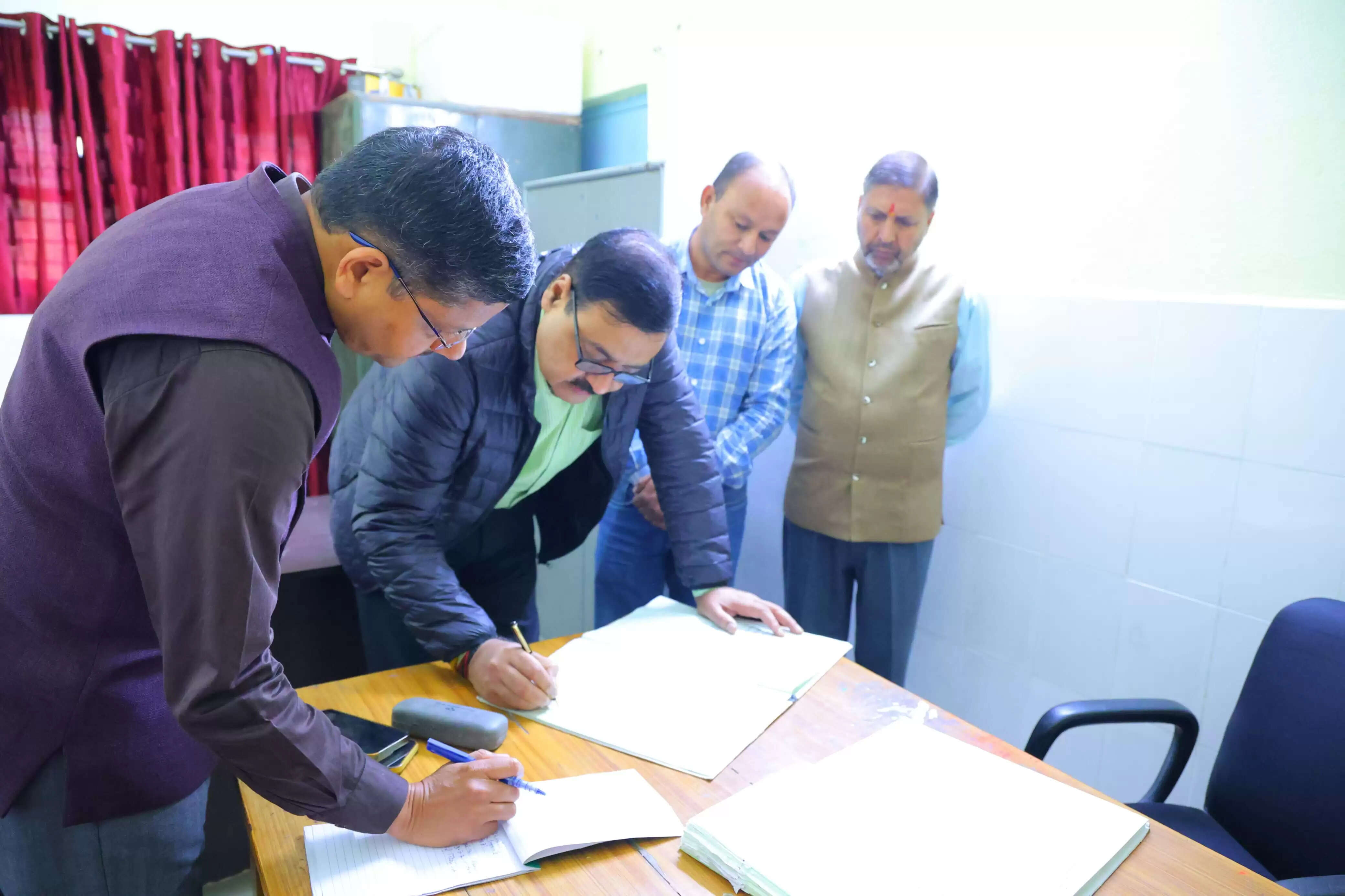 गढ़वाल आयुक्त के निरीक्षण में निदेशक सहित तीन कर्मचारी मिले अनुपस्थित