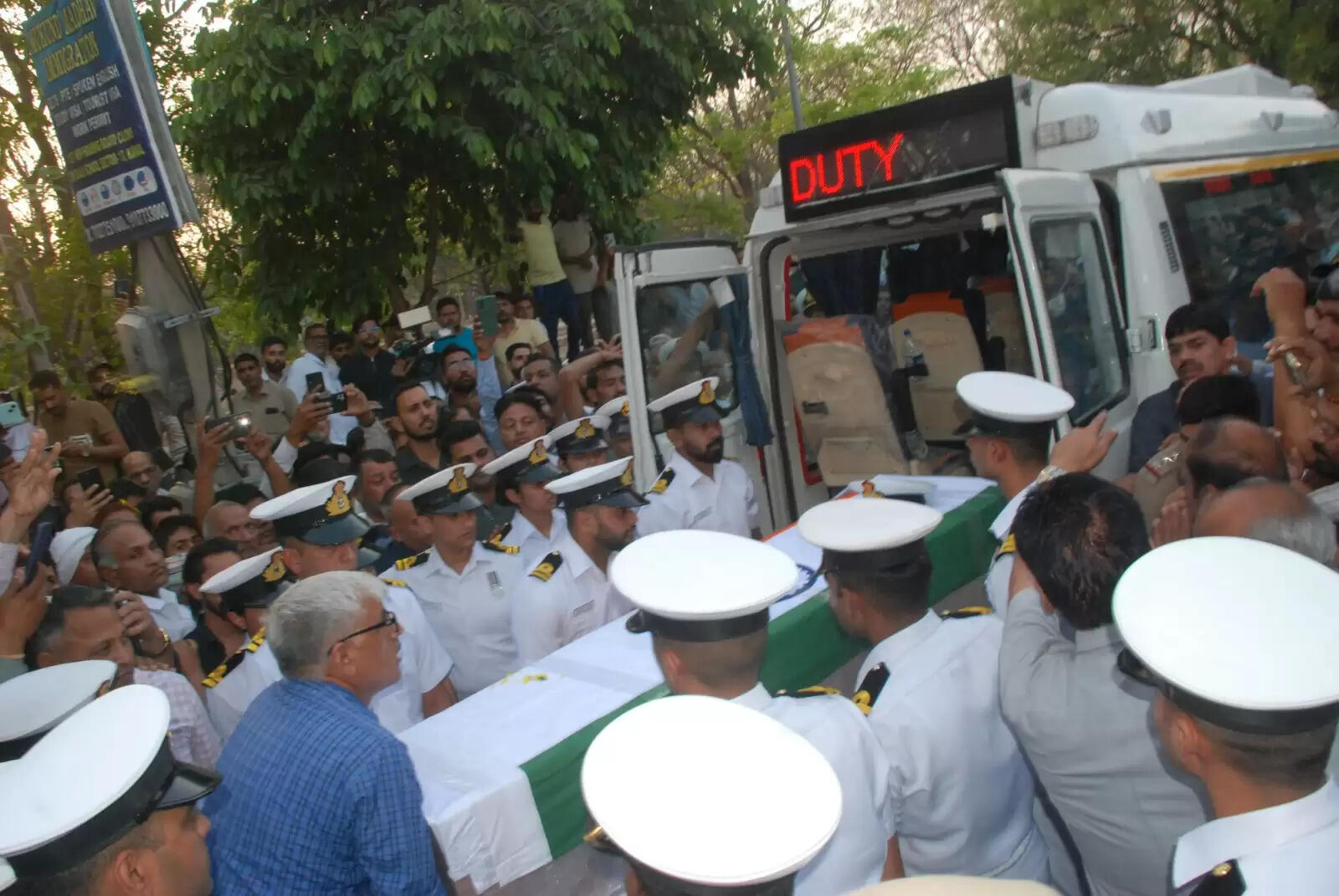 पहलगाम आतंकी हमले में जान गंवाने वाले लेफ्टिनेंट विनय का करनाल में हुआ अंतिम संस्कार