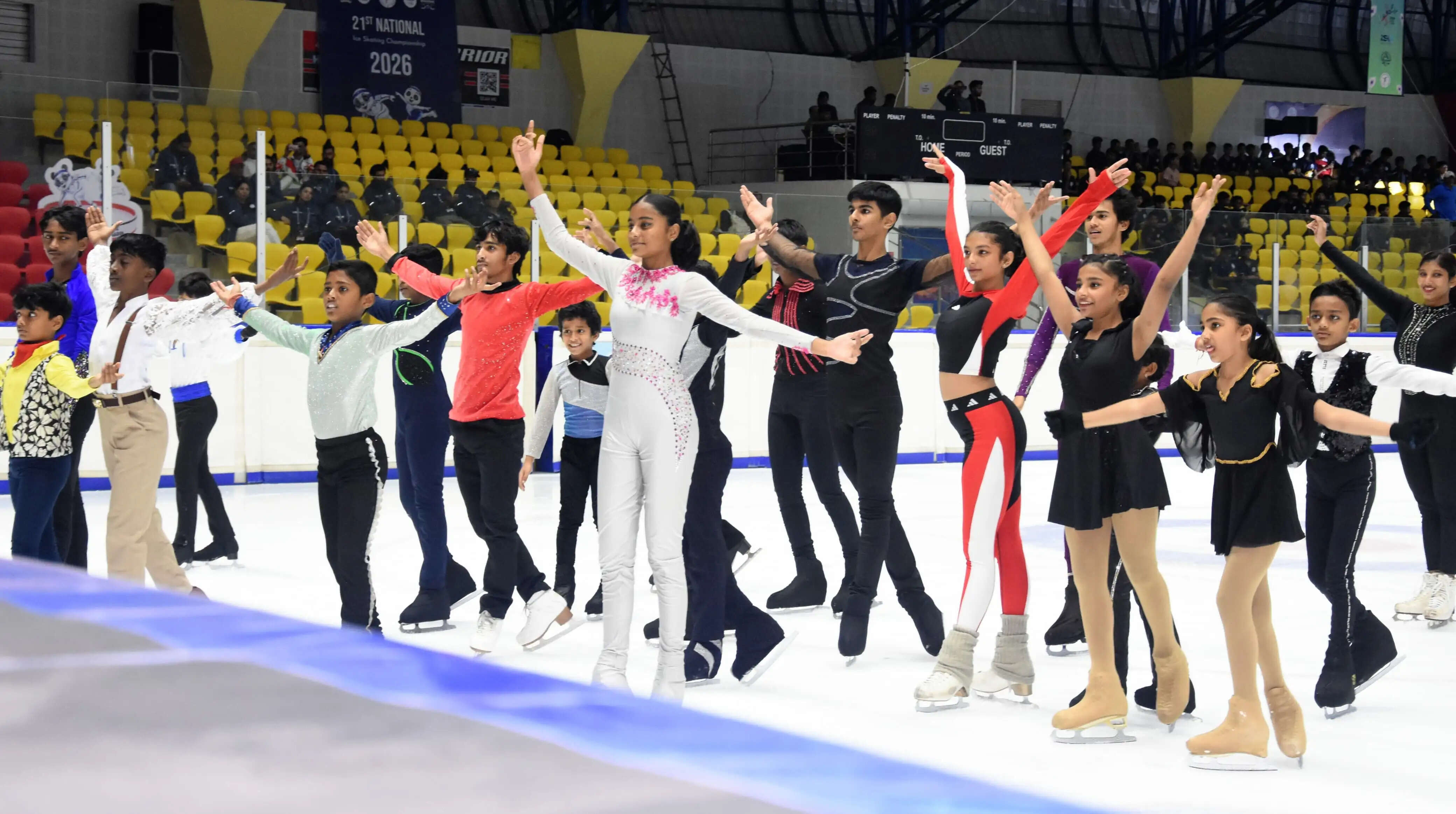 21वीं नेशनल आइस स्केटिंग चैंपियनशिप में खिलाड़ियाें से मिलने पहुंचीं खेल मंत्री