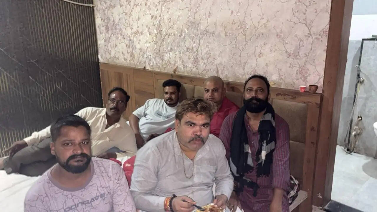 दिल्ली नहीं जा पाए कांग्रेस कार्यकर्ता, पुलिस ने होटल में किया नजरबंद