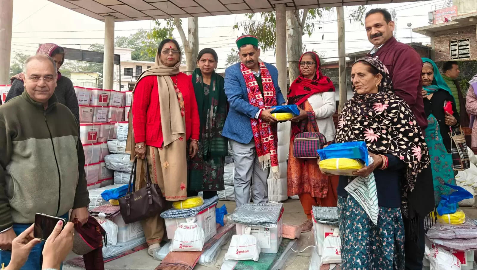 रैत में 200 आपदा प्रभावित परिवारों को मिली राहत सामग्री, विधायक ने बांटी किटें