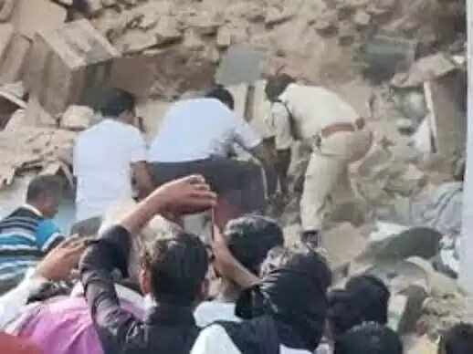 श्योपुर: तीन मंजिला पुरानी इमारत ढही, मलबे में दबी महिला को रेस्क्यू कर निकाला, गंभीर हालत में ग्वालियर रेफर