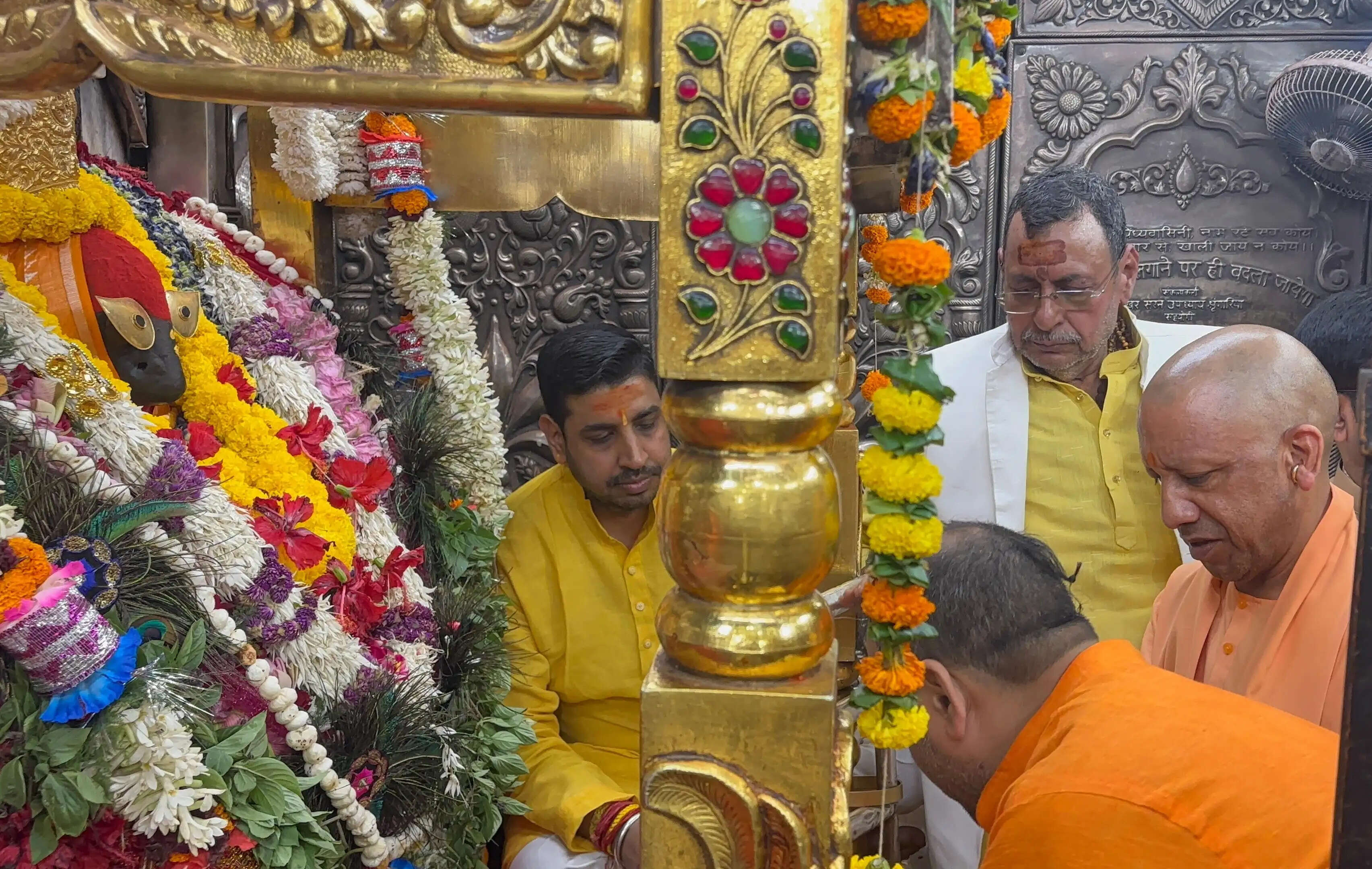 मां विंध्यवासिनी के दरबार में पहुंचे मुख्यमंत्री योगी, गंगा घाटों का लिया जायजा