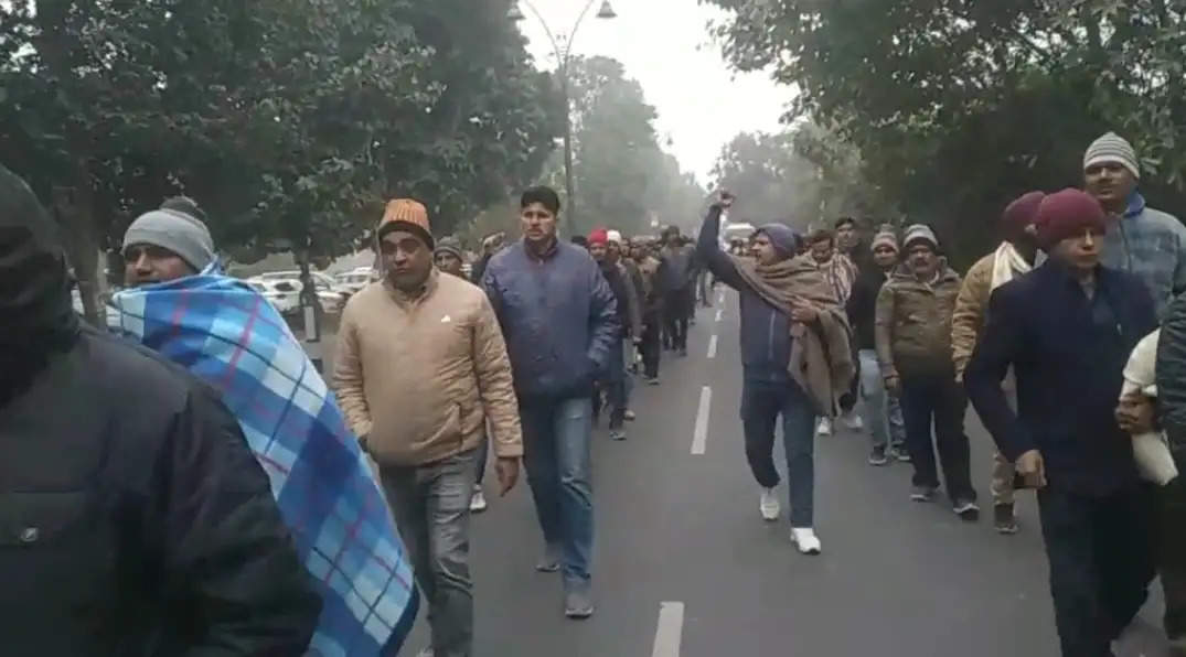 यमुनानगर: अतिथि अध्यापकों ने काले बिल्ले लगाकर रोष मार्च निकाला