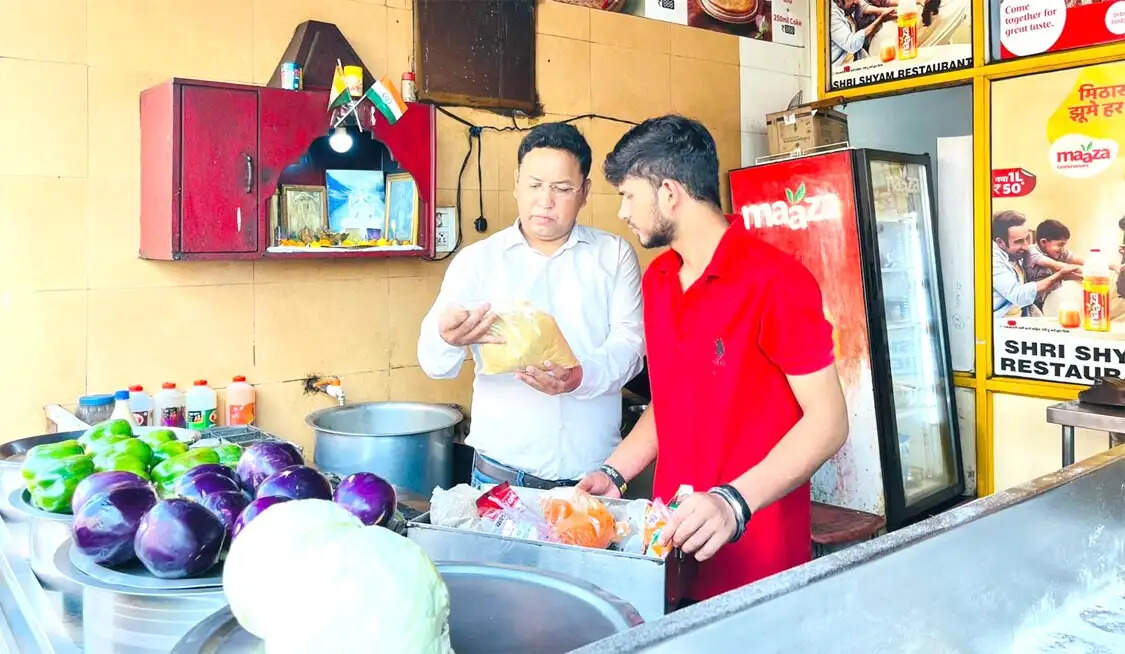 रेस्टोरेंट के किचन में मिली गंदगी और कॉकरोच-चूहों की सक्रियता