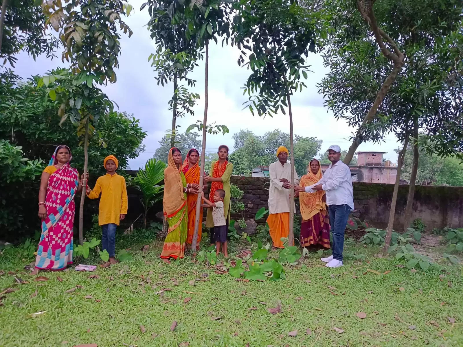 पौधा पर रक्षा सुत्र बांध कर पर्यावरण संरक्षण का संकल्प लेते हुए मनाया रक्षा बंधन