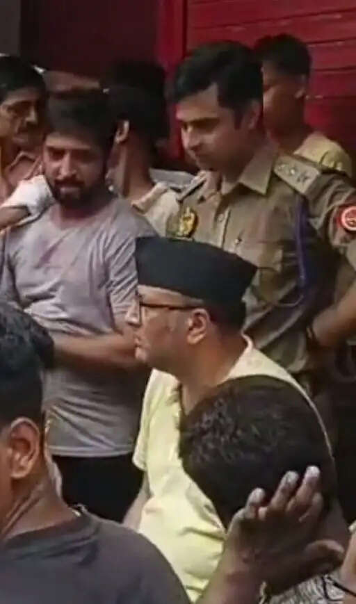 वाराणसी : सीवर जाम को लेकर धरना पर बैठे लोगों ने विधायक मुर्दाबाद के लगाए नारे