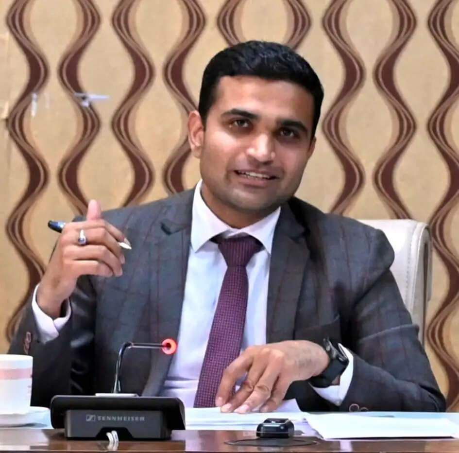 हिसार : नेट मीटर की खरीद प्रक्रिया को प्राथमिकता के आधार पर शीघ्र पूरा किया जाए : विक्रम सिंह