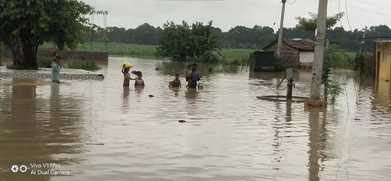 फिर उफना गई कुशीनगर की नारायणी नदी, परेशानी में घिरे ग्रामीण