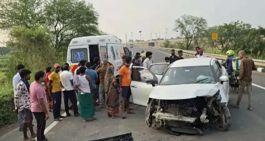 डिवाइडर से टकराई तेज रफ्तार कार, महिला की मौत