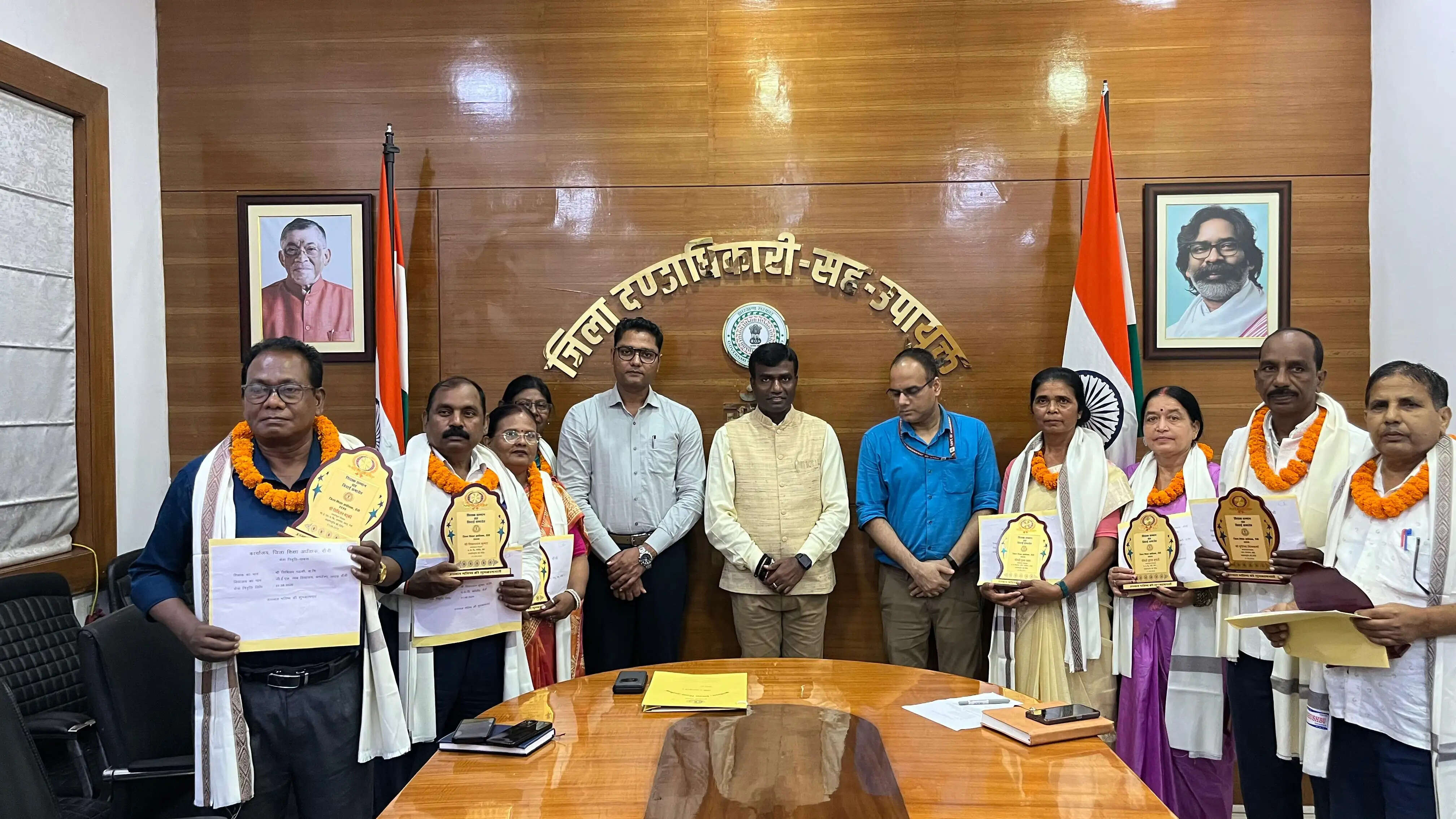 सेवानिवृत्ति के दिन आठ शिक्षकों को मिला सभी रिटायरमेंट लाभ