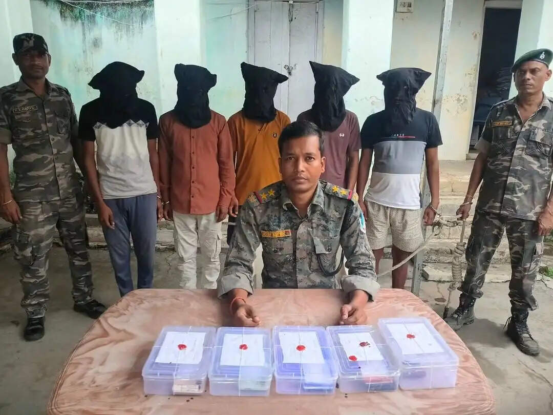 पुलिस ने पांच साइबर अपराधियों काे किया गिरफ्तार