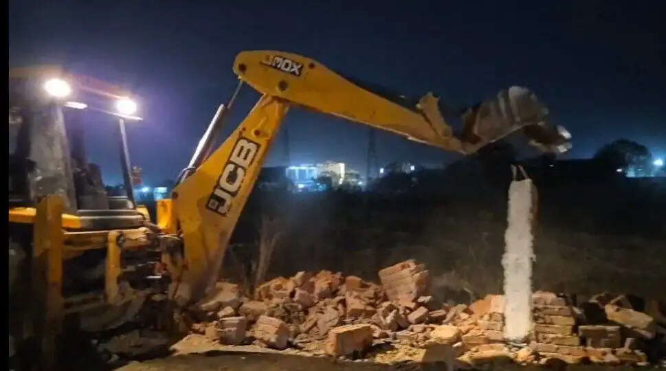 दमोह: संदीपनी विद्यालय मार्ग से अतिक्रमण ध्वस्त, देर रात तक चली कार्रवाई