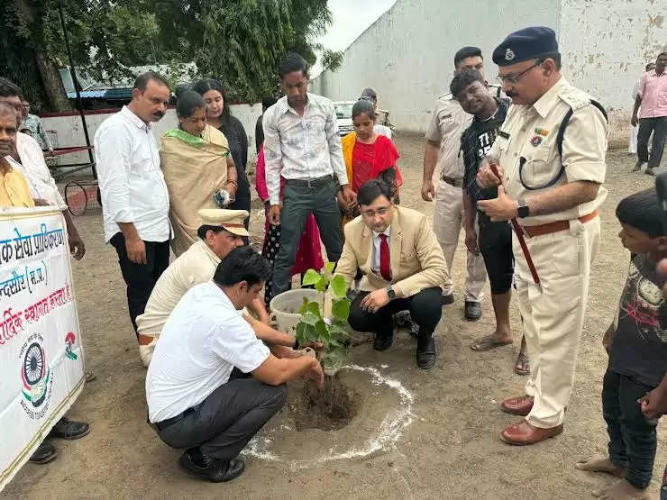 मंदसौर: जिला जेल में विधिक जागरूकता एवं योग शिविर के साथ हुआ पौधरोपण कार्यक्रम