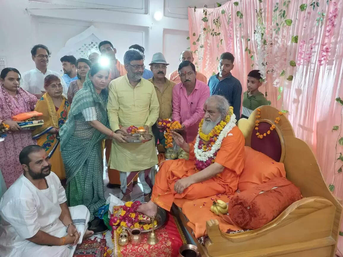 गुरू बिन भवनिधि तरहिं न कोई, जौं बिरंचि संकर सम होई