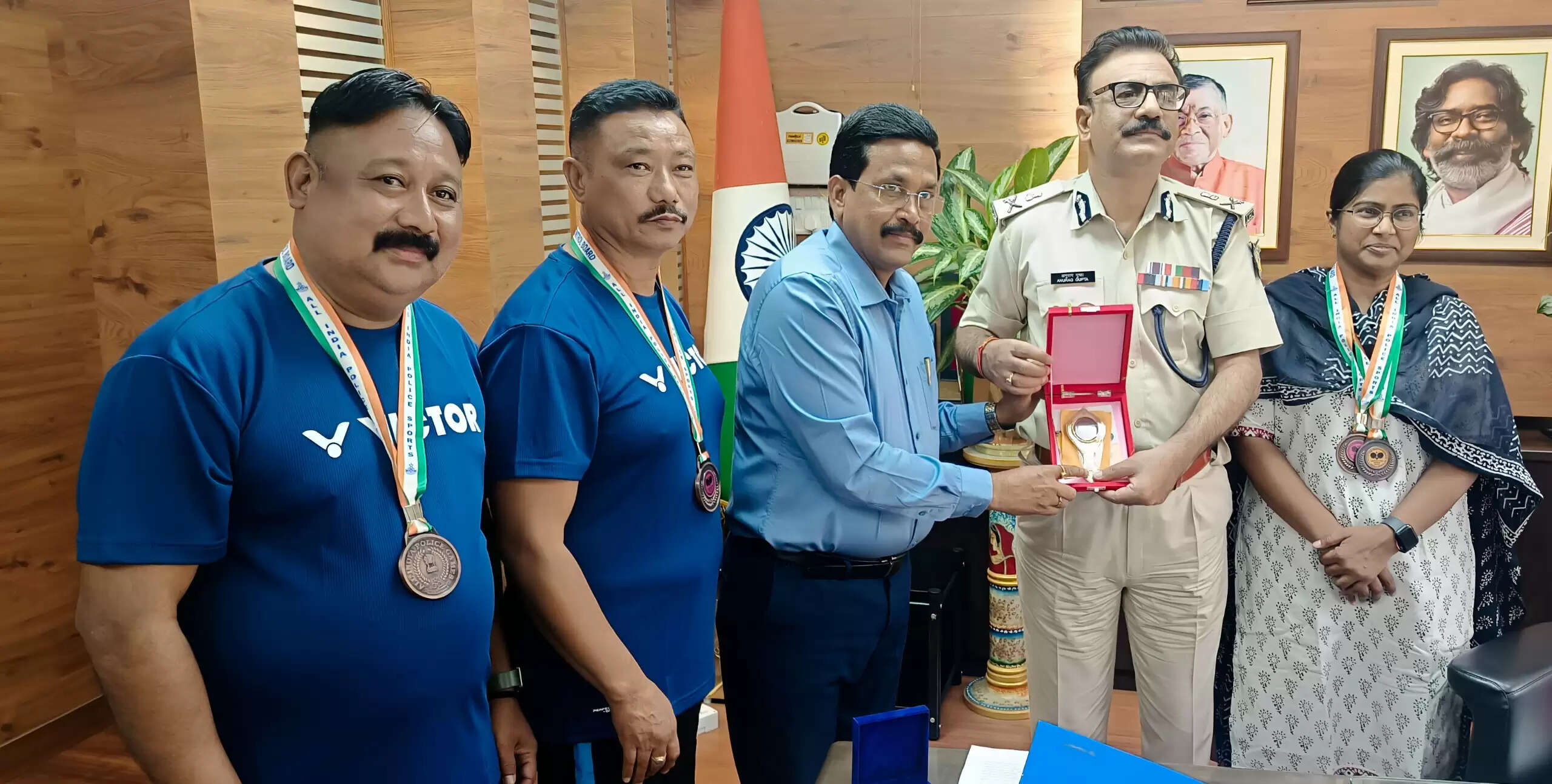 डीजीपी ने कांस्य पदक जीतने वाले आईजी और डीआईजी को किया सम्मानित