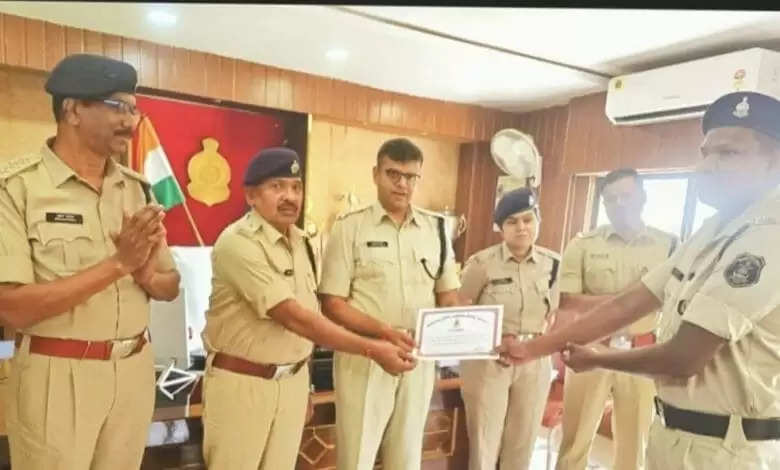 कोरबा पुलिस अधीक्षक ने ग्रामीणों को बचाने वाले 112 के कर्मियों को किया पुरस्कृत