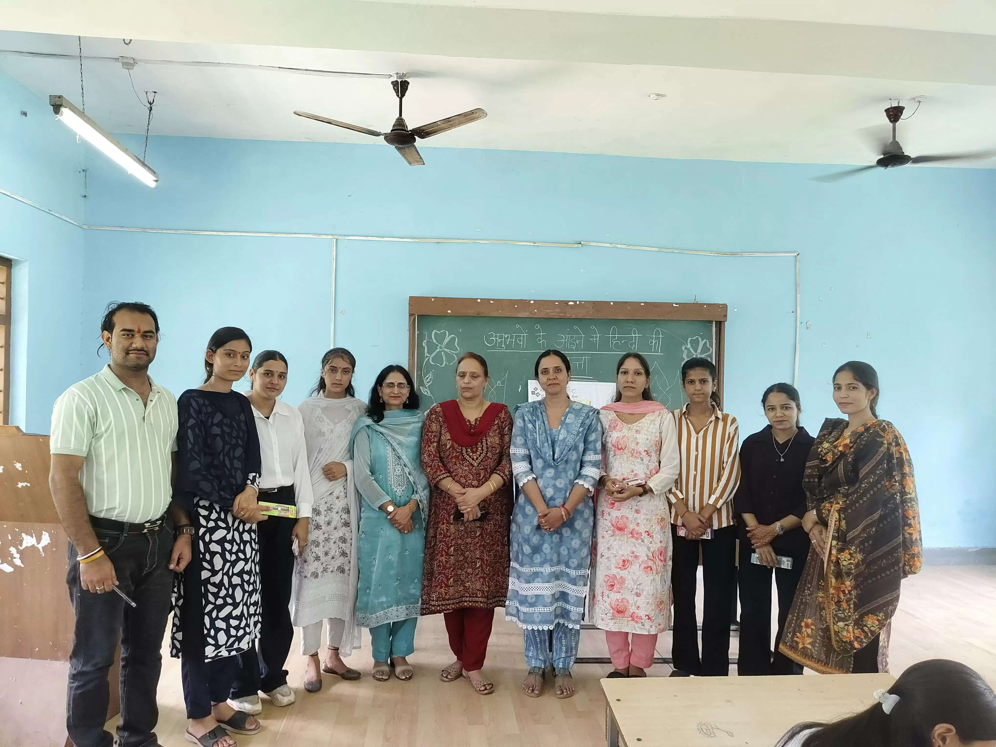 हिंदी विभाग द्वारा अनुभवों के आइने में हिंदी की महत्ता विषय पर संगोष्ठी का आयोजन