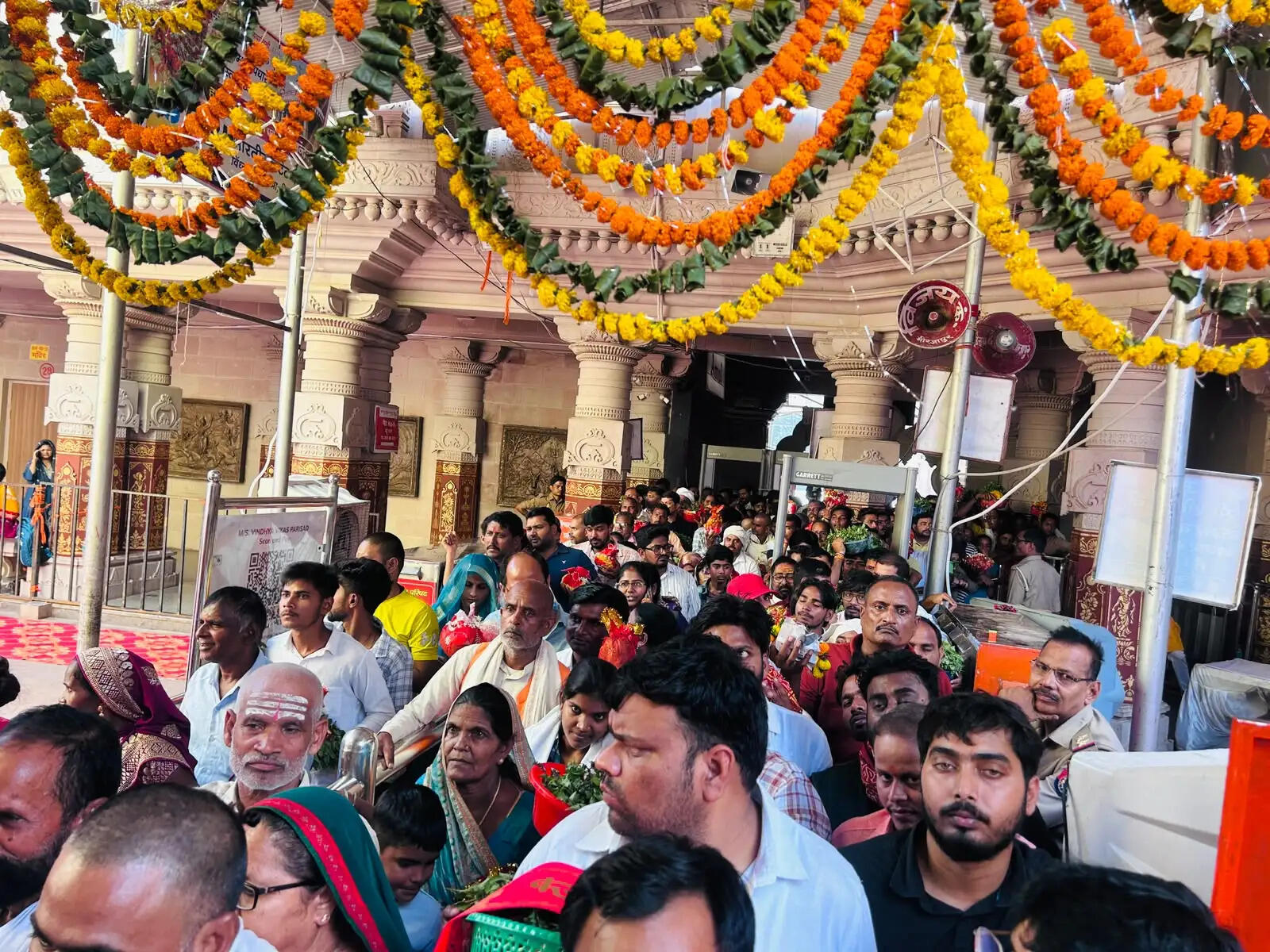 वीआईपी दर्शन पर रोक से आम भक्तों को राहत, विंध्यधाम में उमड़े लाखाें श्रद्धालु
