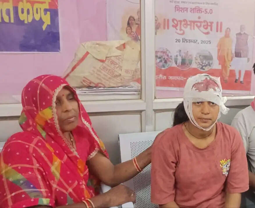 अश्लील गाना बजाने का विरोध करने पर मां-बेटी पर हमला, छात्रा ट्रामा सेंटर रेफर