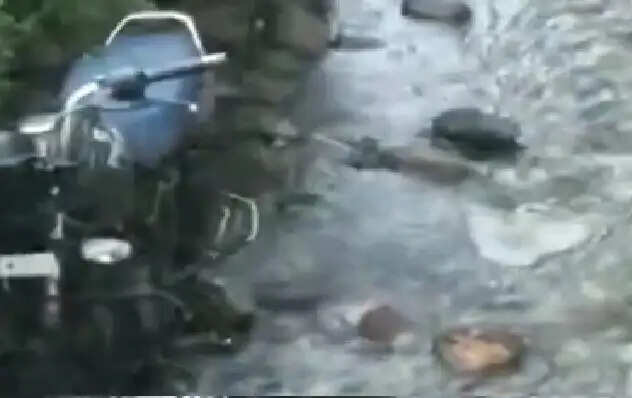 बाइक सवार भाई-बहन नहर में गिरे, युवक का पैर फ्रैक्चर