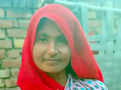 तेज रफ्तार ट्रैक्टर-ट्रॉला ने मारी बाइक को टक्कर, महिला की मौत