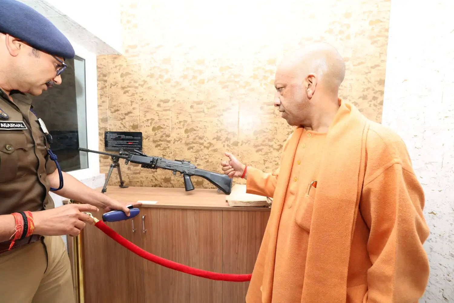 मुख्यमंत्री योगी आदित्यनाथ ने वाराणसी पुलिस संग्रहालय और मेडिकल कालेज का किया निरीक्षण