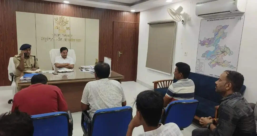 बिना नंबर प्लेट ई-रिक्शा बेचने पर होगी कार्रवाई, एसडीएम ने डीलरों को दी अंतिम चेतावनी